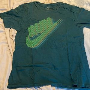 Nike men’s medium t-shirt (athletic cut)